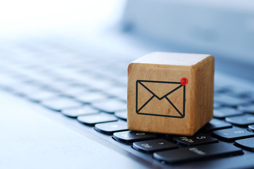 A l'inverse du mail,Jamespot permet aux associations et syndicats de structurer leur communication interne.