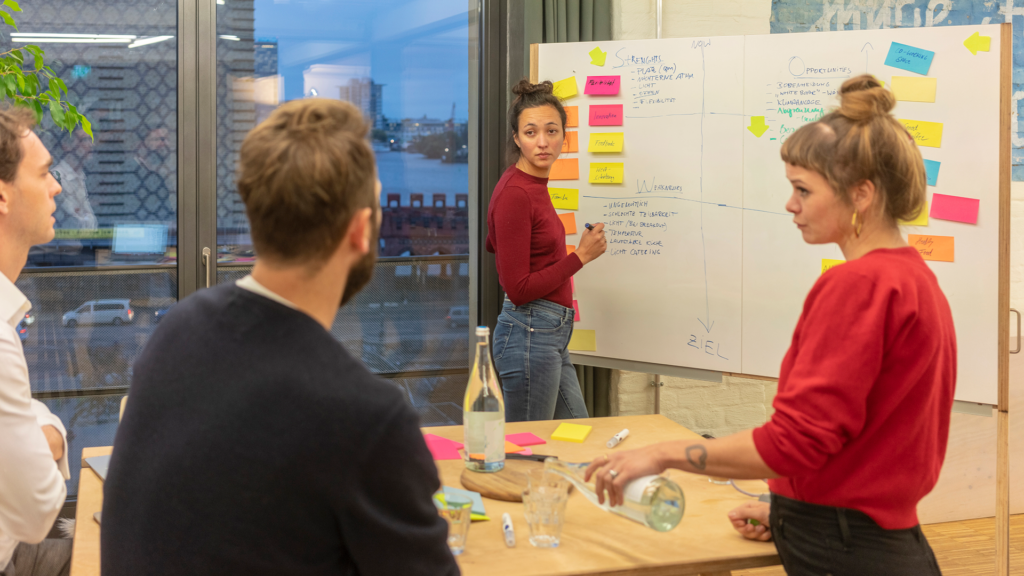 Recueillir les avis des collaborateurs et des responsables de service reste le moyen le plus efficace pour identifier les limites des outils de communication et s’en servir pour sélectionner des solutions mieux adaptées à l’avenir.