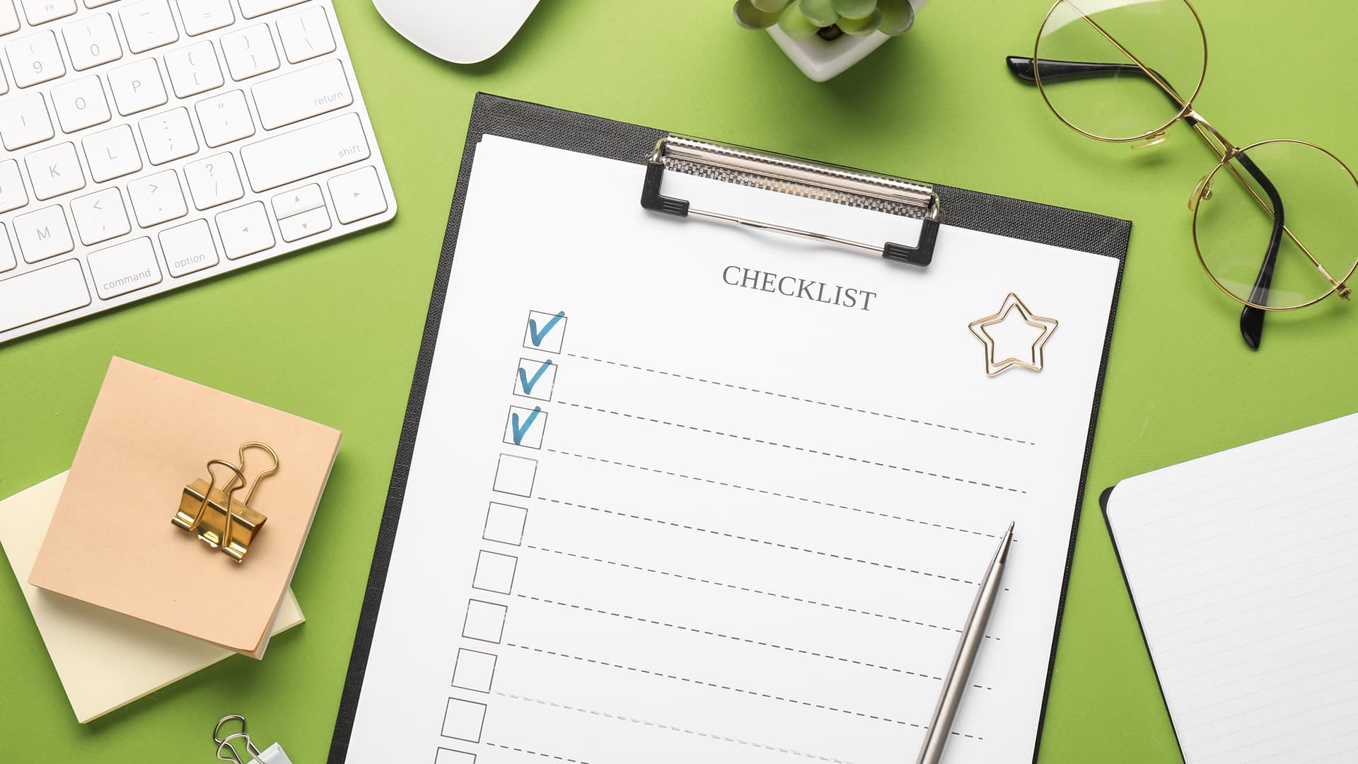 Checklist imprimée sur clipboard avec cases à cocher, entourée de fournitures de bureau, pour la protection des données face aux LLMs